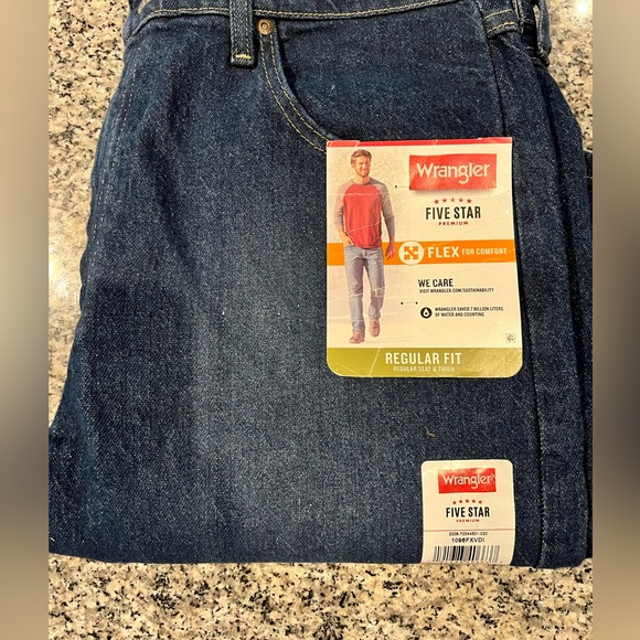 WRANGLER® COMFORT SOLUTIONS SERIES COMFORT FIT JEAN IN DARK FLEX - Picture 4 of 5